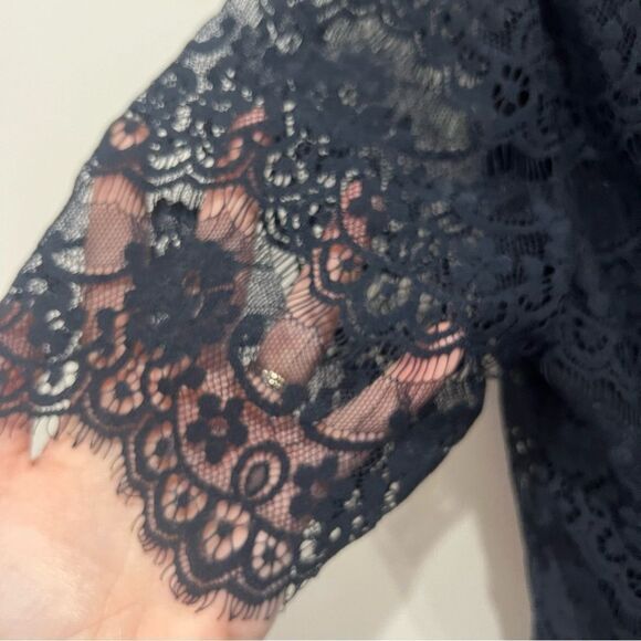 Banana Republic Navy Blue Lace Short Sleeve Boatneck blouse Top size small - Picture 6 of 7